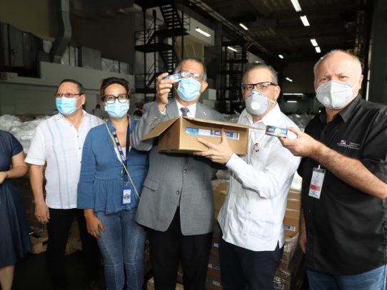Donan más de 14 mil latas de atún para el Plan Panamá Solidario