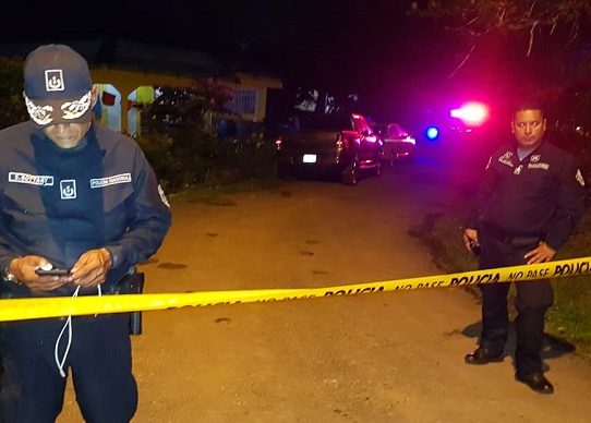 Encuentran dos muertos dentro de un auto en Cerro Azul
