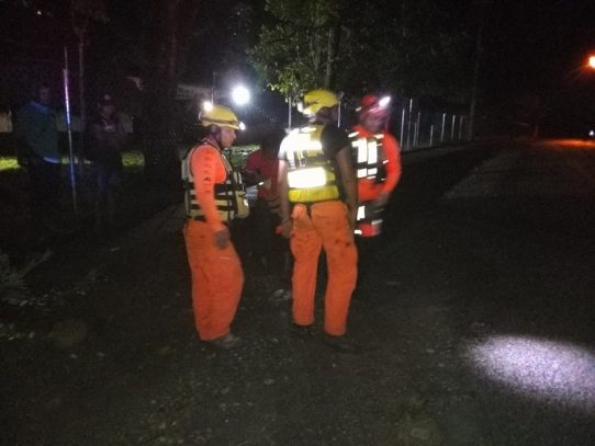 Sinaproc libera a ocho personas atrapadas por la crecida de un río en Chiriquí