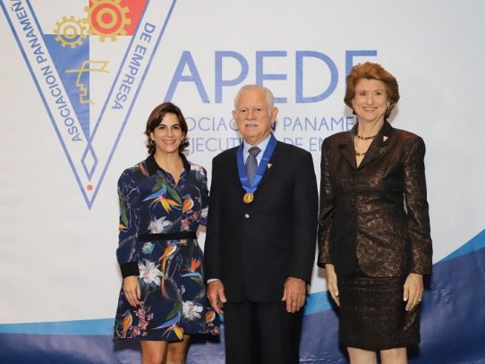 APEDE entrega Medalla Vicente Pascual Barquero al profesor Félix H. Cuevas