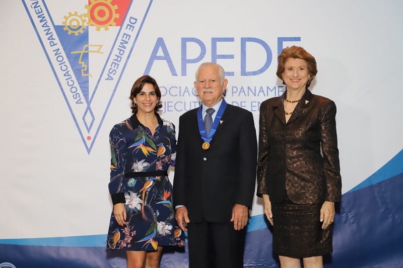 APEDE entrega Medalla Vicente Pascual Barquero al profesor Félix H. Cuevas