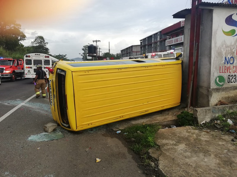 Al menos 12 heridos por accidente de bus colegial en Colón