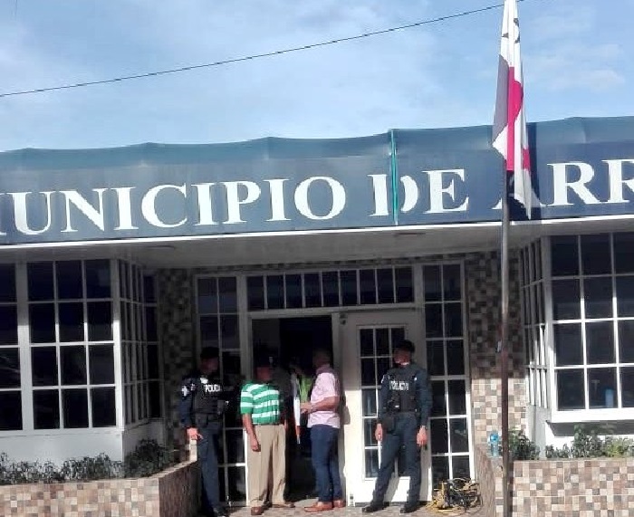 Alcalde separado de Arraiján irrumpe de forma violenta al Municipio