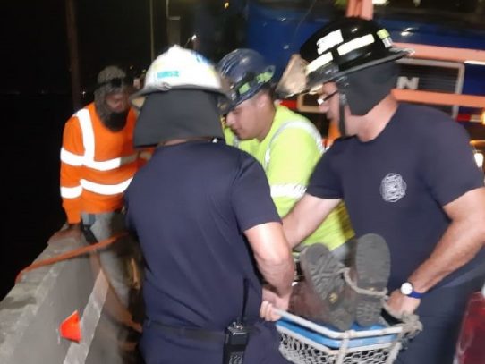 Rescatan a trabajador que cayó al mar en el Corredor Sur