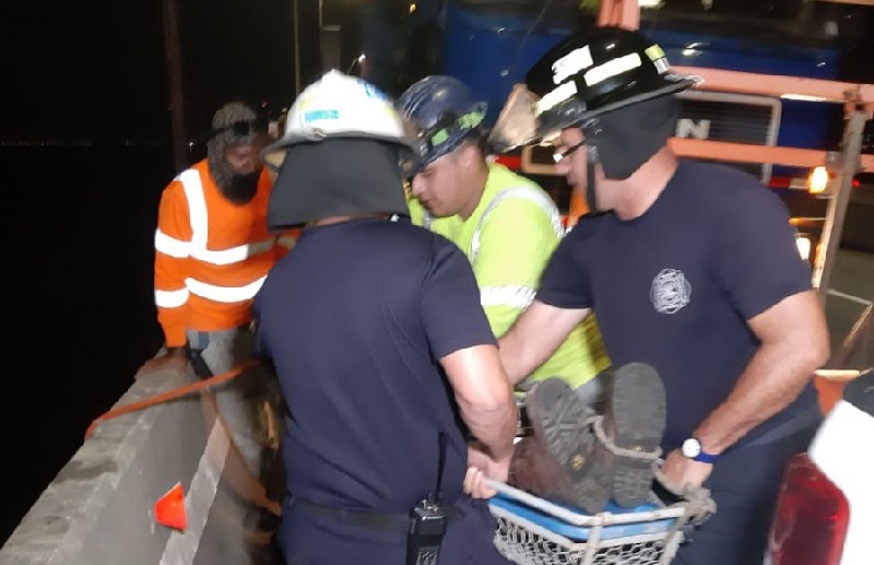 Rescatan a trabajador que cayó al mar en el Corredor Sur