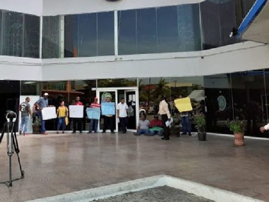 Transportistas se encadenan en la ATTT de Colón por certificados de operación