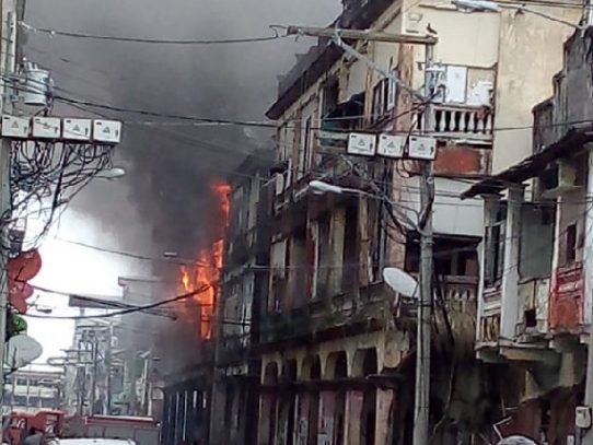 Bomberos atienden incendio de caserón en Colón