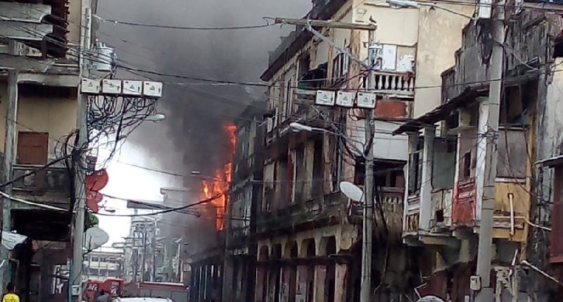 Bomberos atienden incendio de caserón en Colón