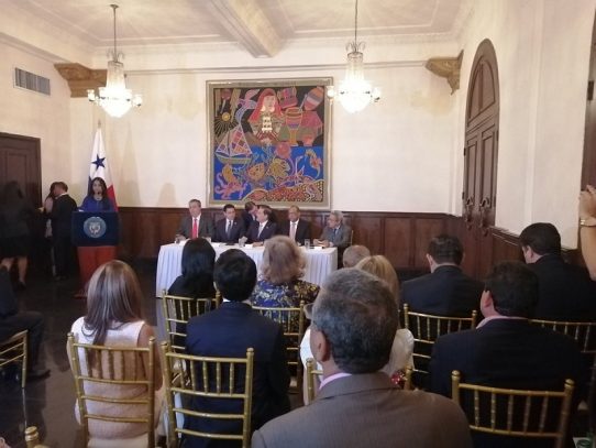 Presidente Cortizo recibe el paquete de reformas constitucionales