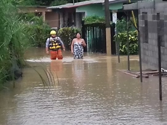 Paso de onda tropical deja dos ahogados y afectaciones por inundaciones