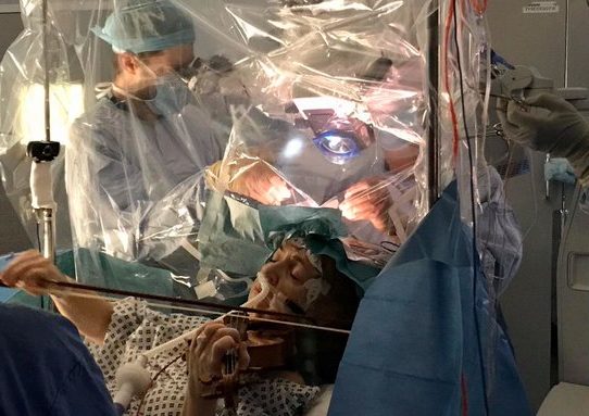Una violinista británica tocó mientras médicos le removían un tumor cerebral