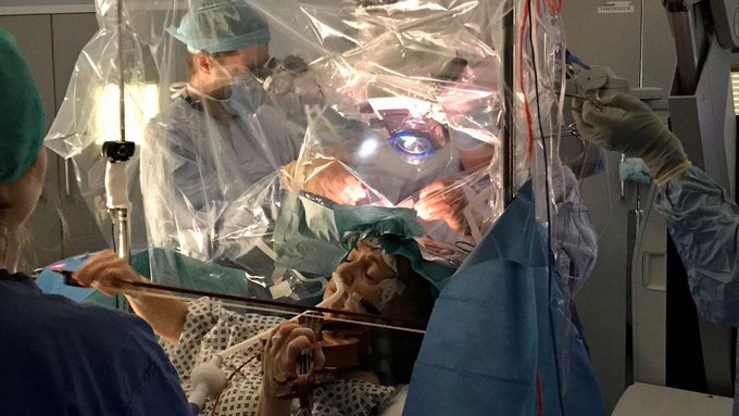 Una violinista británica tocó mientras médicos le removían un tumor cerebral