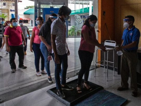 Cines y estadios reabren al público con cautela por covid-19 en Nicaragua