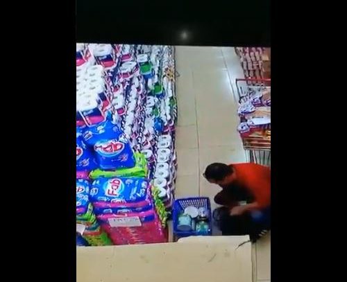 Cámara capta a sujetos robando latas de leche en súper de La Chorrera