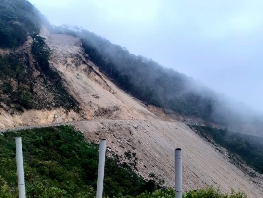 Cierran vía por deslizamiento de tierra en Cerro San Pablo en Coclé