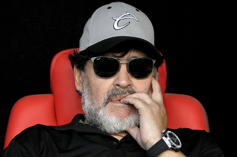 Maradona enciende la pasión de los hinchas y sacude al fútbol argentino