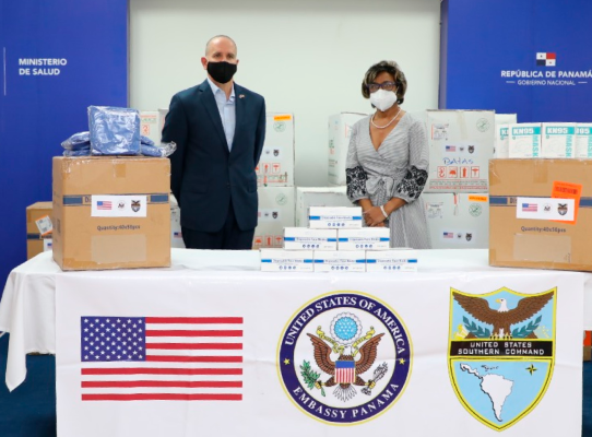 EE.UU. entrega a Panamá equipo de protección para médicos en hospitales públicos