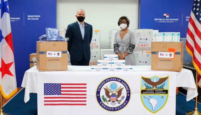 EE.UU. entrega a Panamá equipo de protección para médicos en hospitales públicos