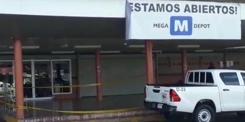 Delincuentes se llevan armas y dinero de un local comercial en Plaza Carolina