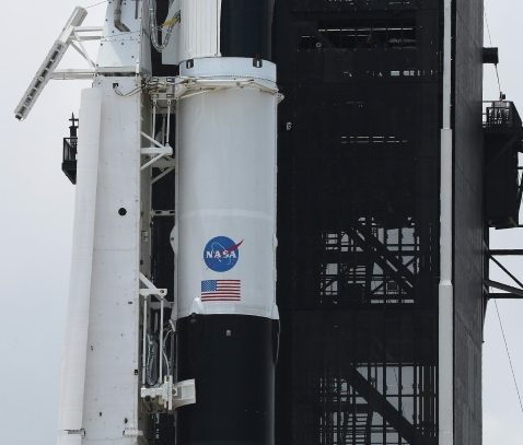 SpaceX prepara el lanzamiento de su primer cohete tripulado, atenta al mal tiempo