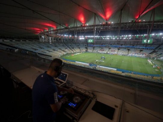 Los DJ, de la discoteca al estadio para animar los partidos sin público