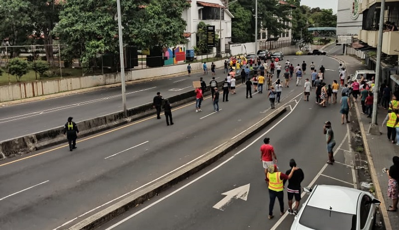 Cierran la Avenida de los Mártires en reclamo del bono solidario