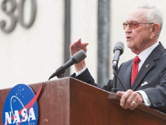 Muere Chris Kraft, el primer director de vuelos de la NASA