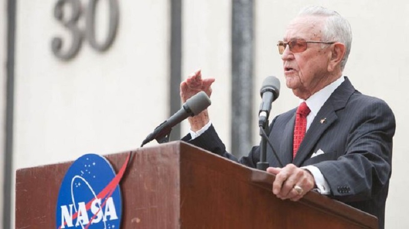 Muere Chris Kraft, el primer director de vuelos de la NASA