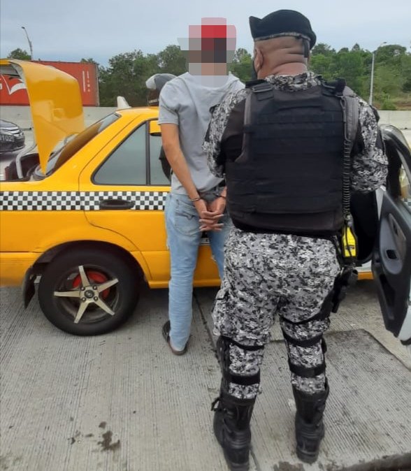 Hombre se desplazaba en un taxi con dos armas de fuego a bordo