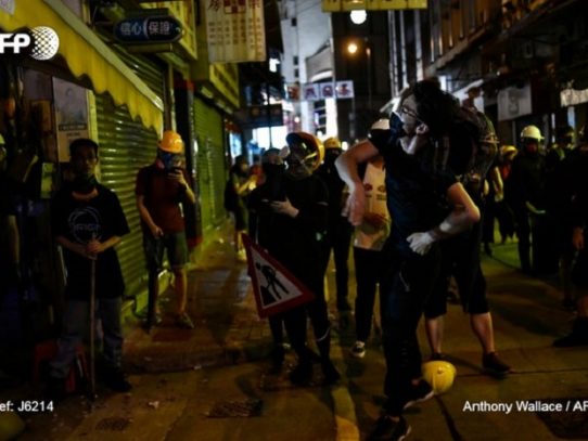 Manifestantes comparecen ante la justicia de Hong Kong acusados de violencia