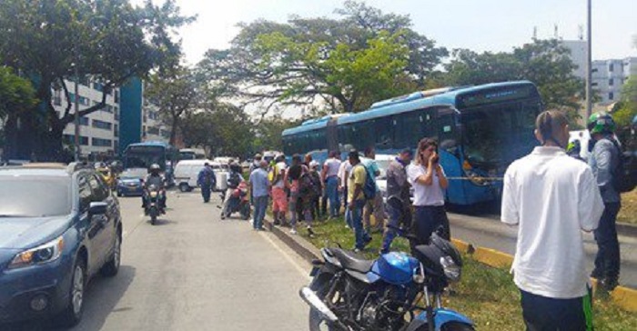 Auto sale del concesionario y provoca accidente que deja 10 heridos en Colombia