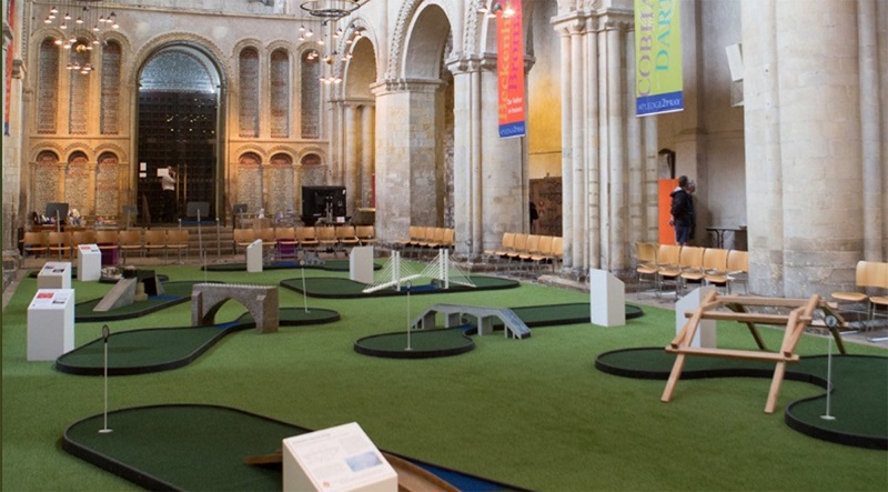 Una catedral británica instala un minigolf para atraer fieles