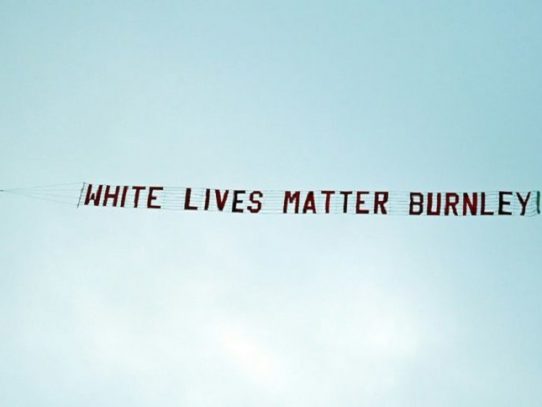 La pancarta "White Lives Matter" es fuertemente criticada en Inglaterra