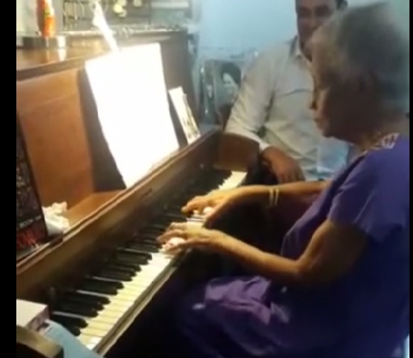 Pianista panameña canta, baila y toca piano para celebrar sus 104 años