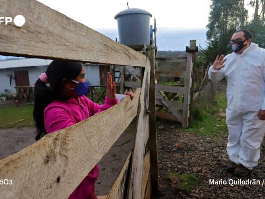 Sin internet, un aula sobre ruedas salva el año para niños en zonas mapuches de Chile