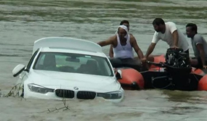 No quería un BMW y lo hundió en un río