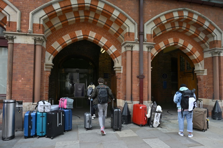 Entra en vigor en Reino Unido la polémica cuarentena a los visitantes que lleguen del extranjero