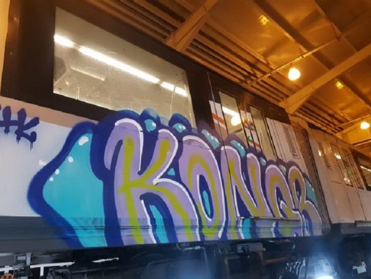 Recorre imagen de un vagón del  Metro con grafiti