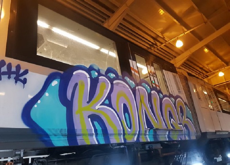Recorre imagen de un vagón del  Metro con grafiti