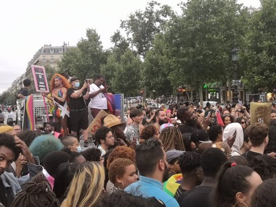 Una marcha del Orgullo Gay reúne a miles de manifestantes en París