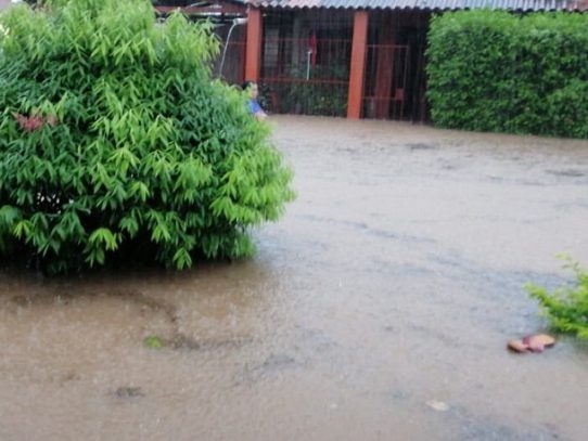 Fuertes lluvias dejan casas inundadas y deslizamientos de tierra