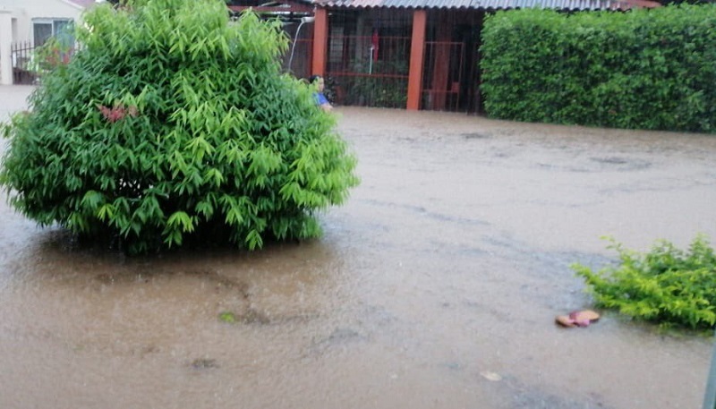 Fuertes lluvias dejan casas inundadas y deslizamientos de tierra