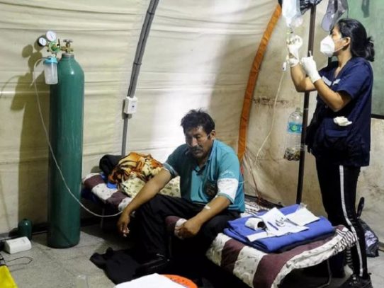 "Ángeles" voluntarios atienden a pacientes con coronavirus en Bolivia