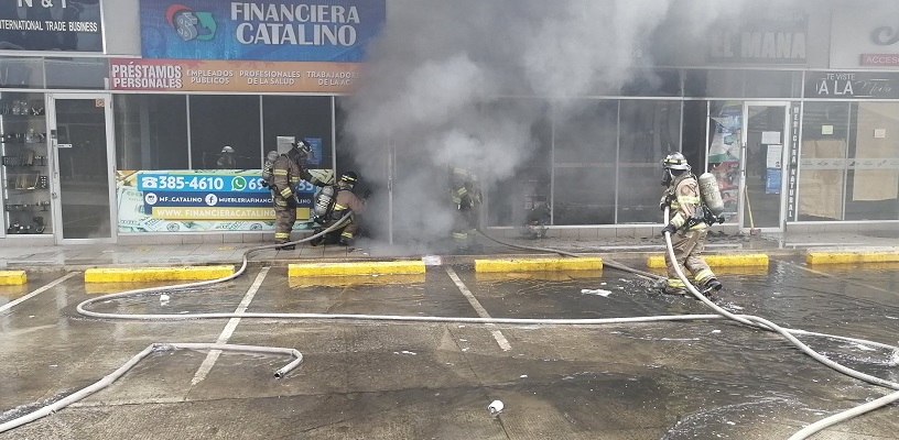 Bomberos sofocan incendio en plaza comercial en Villa Zaita