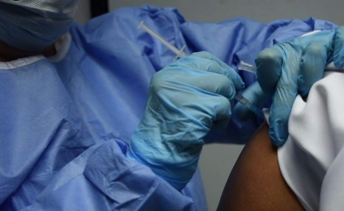 Ensayos de vacunas dan esperanzas ante la pandemia, que se acelera en África