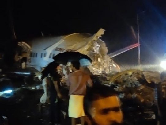 Al menos 14 muertos y 15 heridos graves en un accidente de avión en India