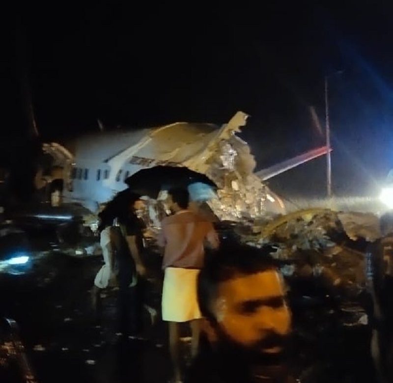 Al menos 14 muertos y 15 heridos graves en un accidente de avión en India