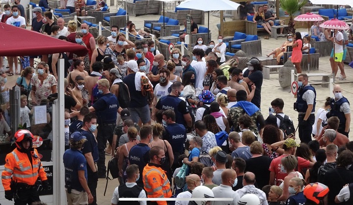 Disturbios en una playa belga debido a restricciones contra la pandemia