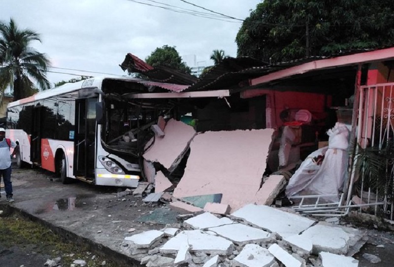 Unidad del Metrobus impacta con una residencia en Panamá Viejo