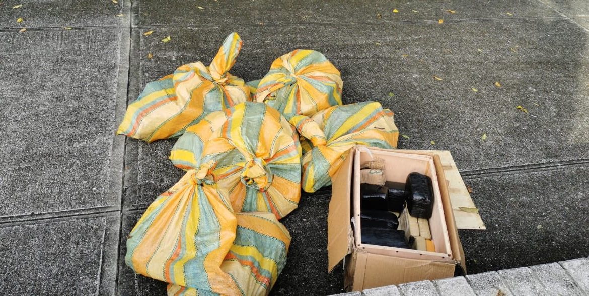 Policía decomisa siete sacos con presunta droga en Amador
